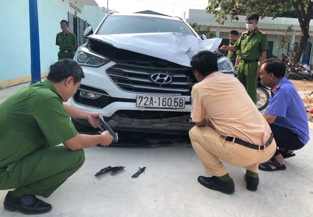 Dai uy cong an tu vong vi bi tai xe lai o to toc do 100km/h tong vao-Hinh-2