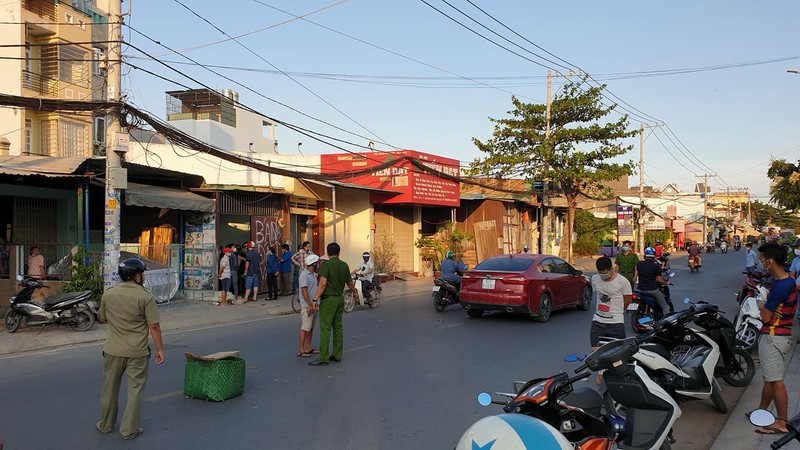 Nguoi dan ong di o to bi nhom thanh nien chem dut lia tay tren duong Sai Gon