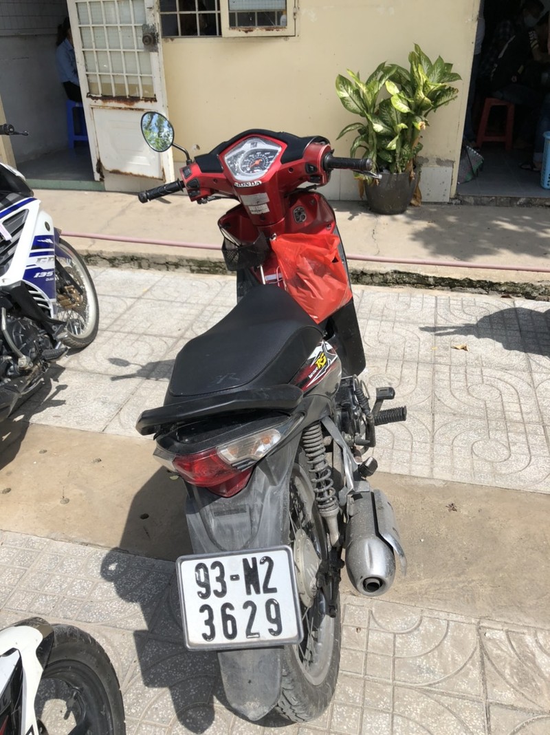 Loi khai cua tai xe GrabBike giat dien thoai cua nguoi me am con nho-Hinh-2