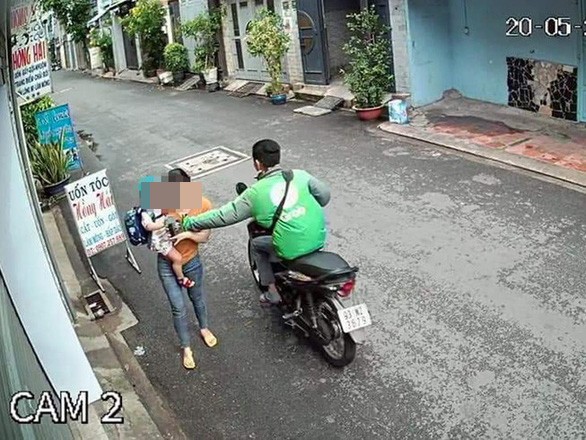 Loi khai cua tai xe GrabBike giat dien thoai cua nguoi me am con nho-Hinh-4