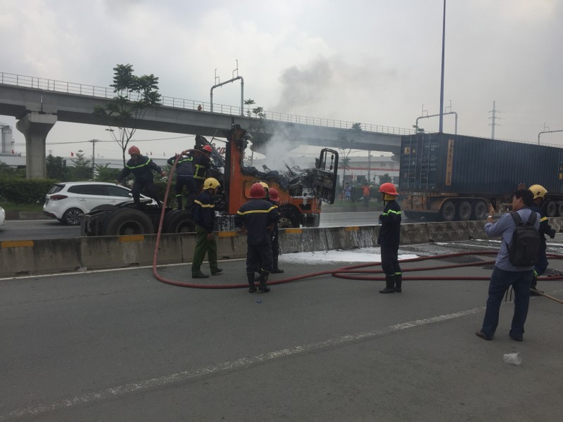 Xe container boc chay du doi tren Xa lo Ha Noi-Hinh-2