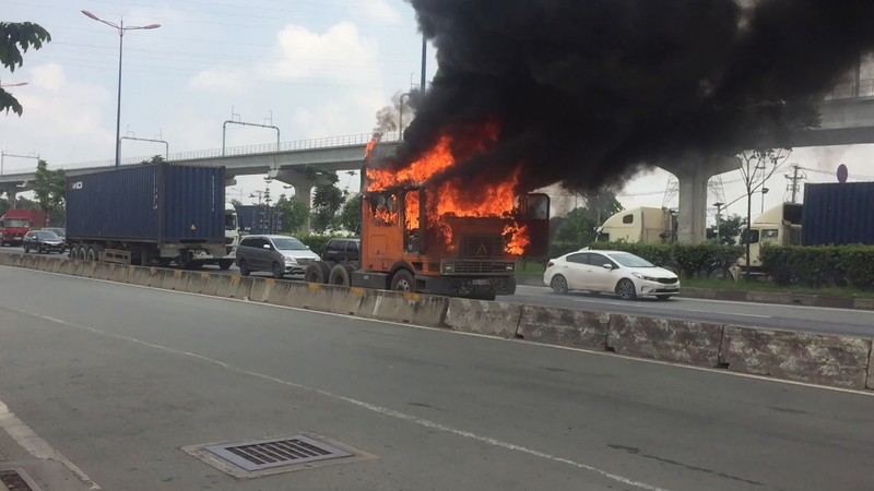 Xe container boc chay du doi tren Xa lo Ha Noi