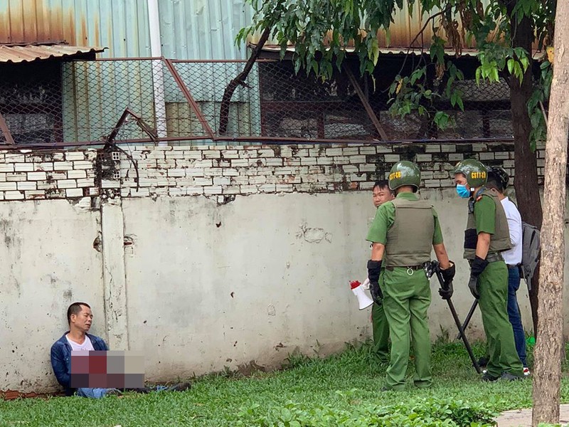 Nguoi dan ong la het roi cam dao dam vao bung minh