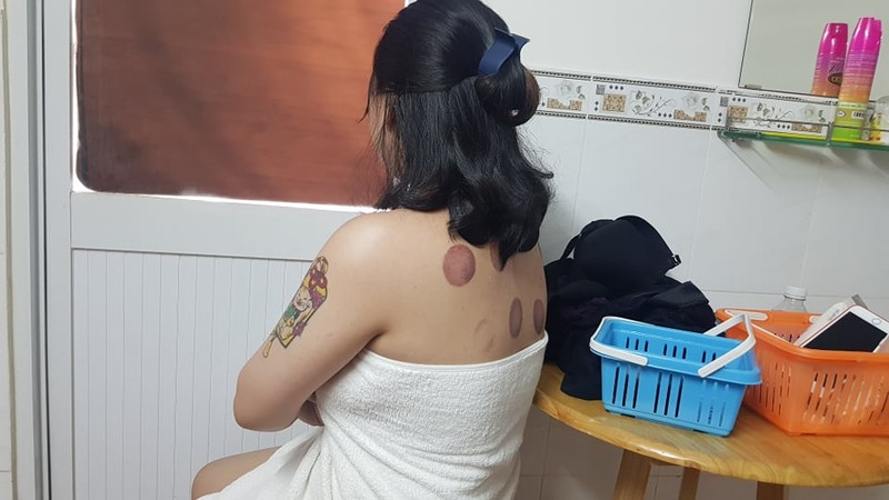 Hai nu tiep vien massage tam tien kich duc cho khach o Sai Gon