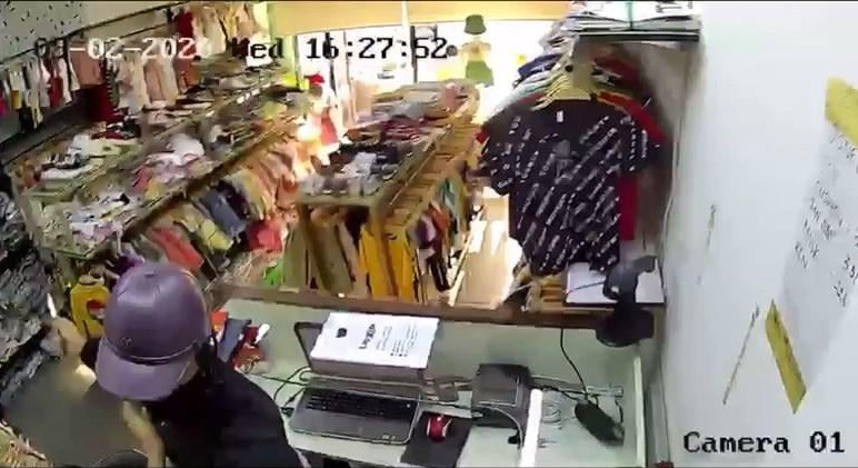 Vu khong che nu nhan vien shop thoi trang cuop tai san: Kiem tien lo cho em trai do dai hoc-Hinh-3