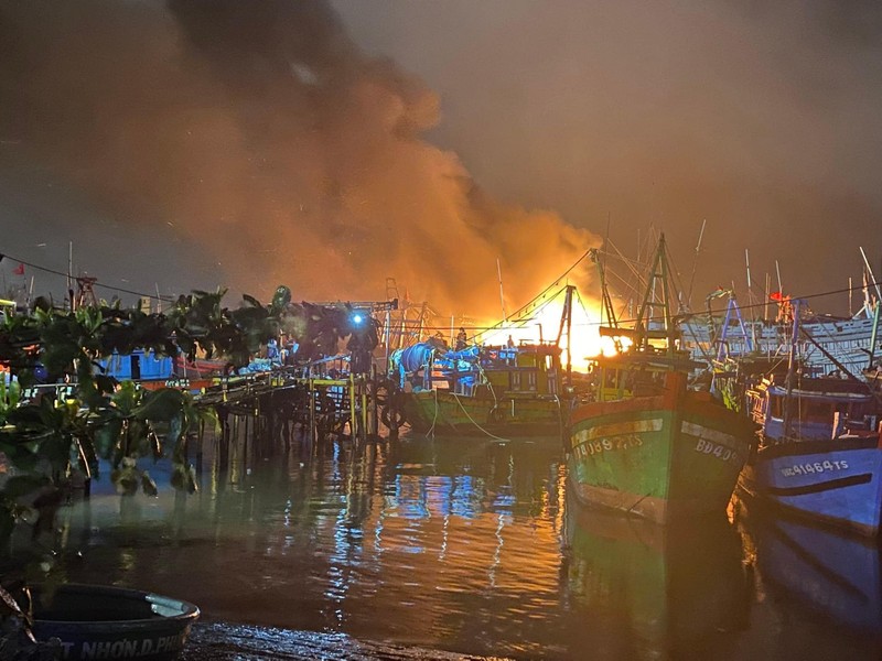 Da Nang: Chay 2 tau ca dang neo dau tai Au thuyen Tho Quang