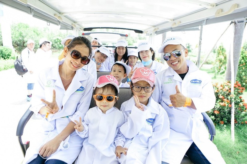 Vinamilk to chuc cho con em nhan vien tham Resort bo sua-Hinh-5