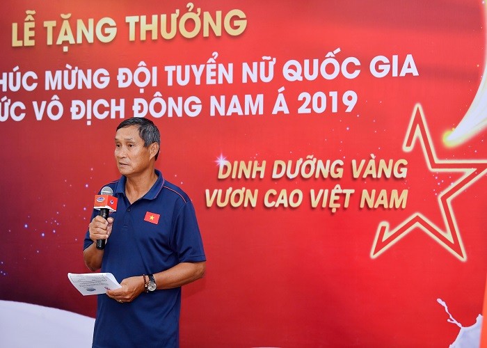 Vinamilk chuc mung DT bong da nu quoc gia vo dich Dong Nam A-Hinh-2