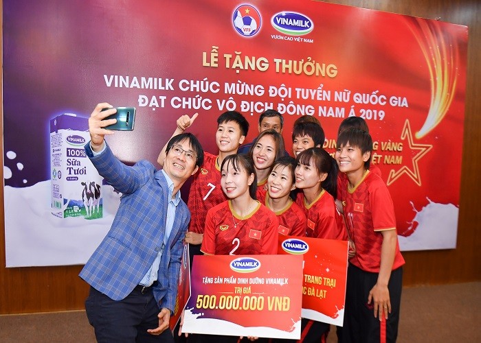 Vinamilk chuc mung DT bong da nu quoc gia vo dich Dong Nam A-Hinh-5