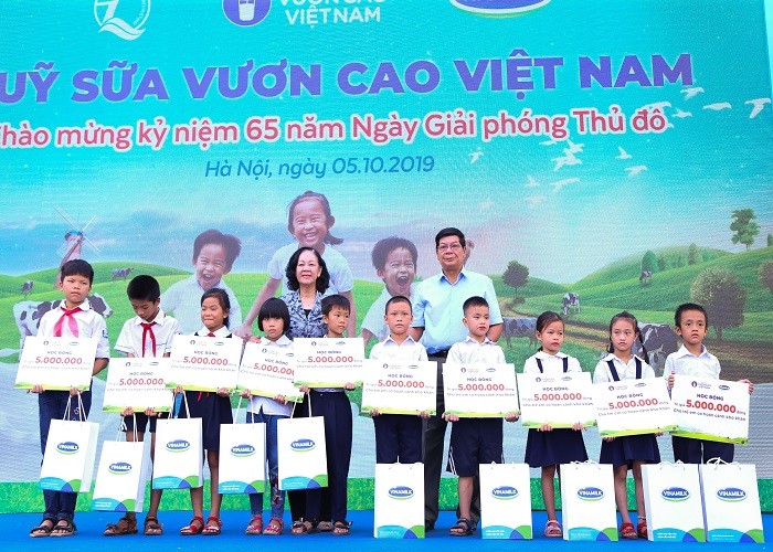 Quy sua vuon cao VN va 1 trieu cay xanh to chuc le trong cay, trao sua-Hinh-7