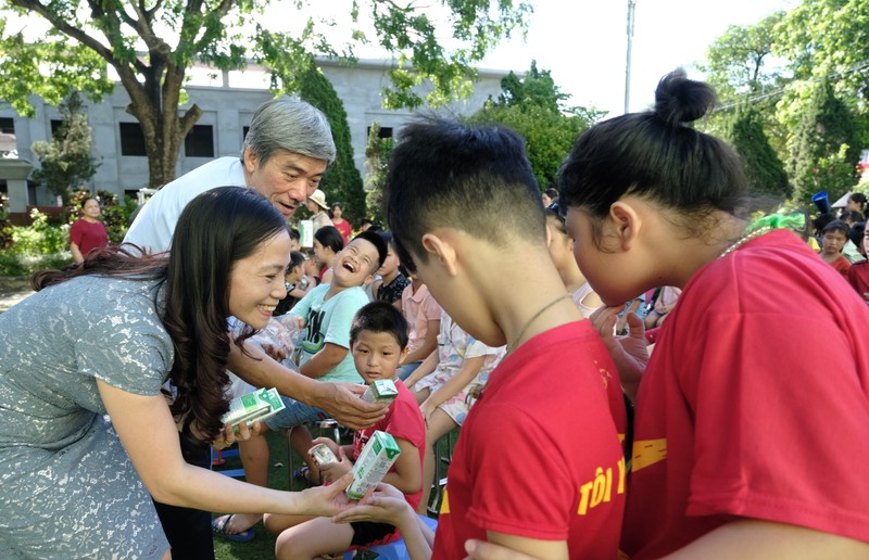 Vinamilk mang niem vui uong sua den voi tre em Ha Noi-Hinh-3