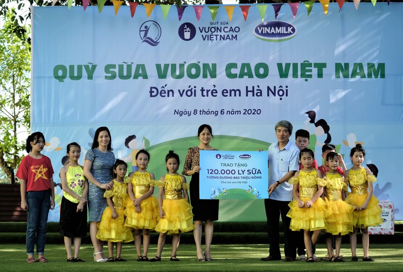 Vinamilk mang niem vui uong sua den voi tre em Ha Noi