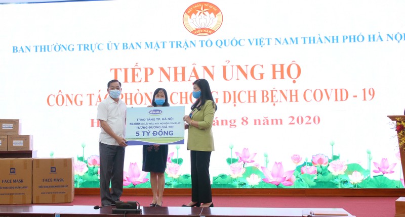 Vinamilk ung ho 8 ty giup Ha Noi va 3 tinh mien Trung chong COVID-19