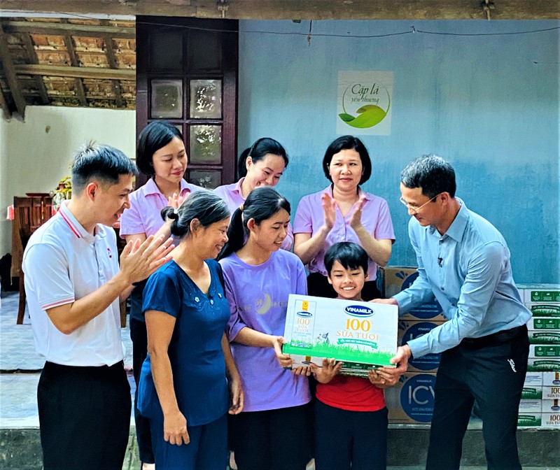 Vinamilk trao tang nhung co hoi cung chuong trinh “Cap la yeu thuong“