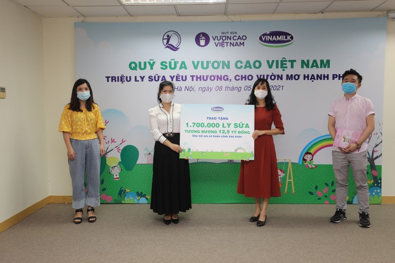 Vinamilk & Quy sua vuon cao Viet Nam trao tang 1,7 trieu ly sua nam 2021