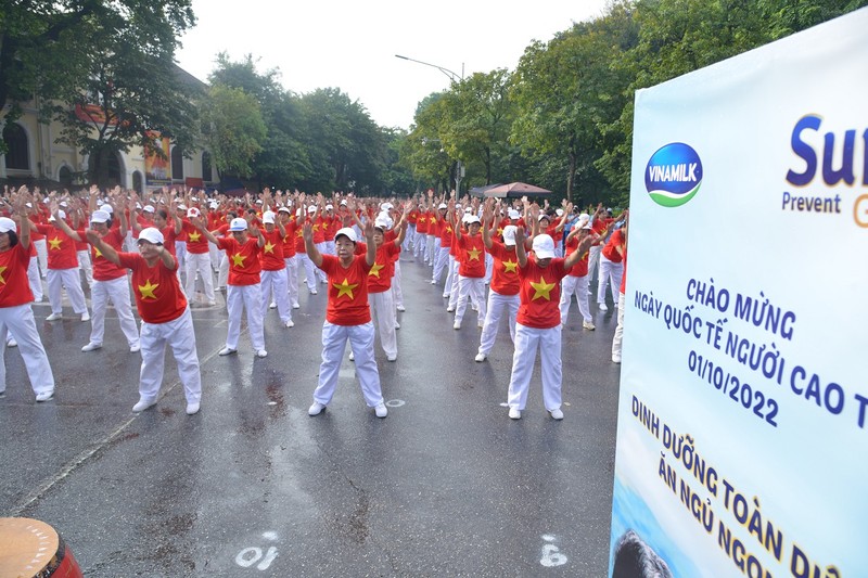 Vinamilk dong hanh cung hang ngan nguoi cao tuoi dong dien the duc duong sinh tai Ha Noi