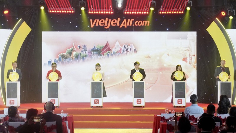 Bay cang nhieu, tich diem doi qua thoa thich voi Vietjet SkyJoy-Hinh-4