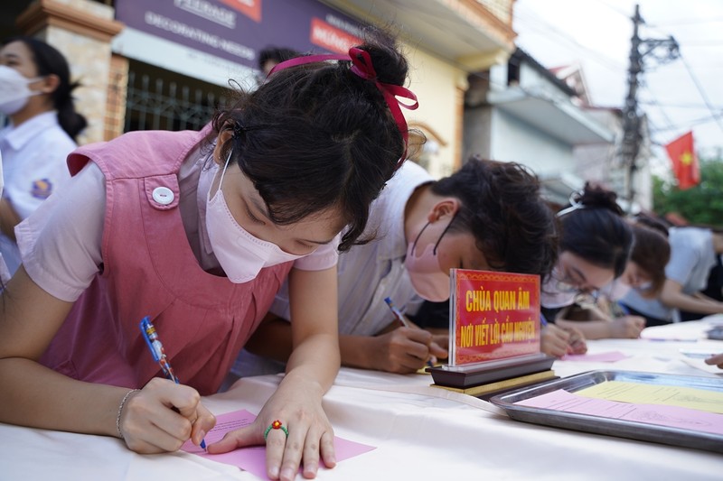 Ha Noi: Gan 1800 ban tre ve chua Quan Am cau nguyen truoc ky thi tot nghiep THPT-Hinh-10