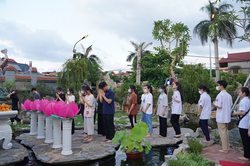 Ha Noi: Gan 1800 ban tre ve chua Quan Am cau nguyen truoc ky thi tot nghiep THPT-Hinh-13