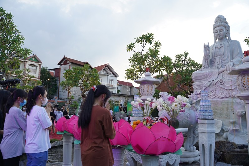 Ha Noi: Gan 1800 ban tre ve chua Quan Am cau nguyen truoc ky thi tot nghiep THPT-Hinh-16