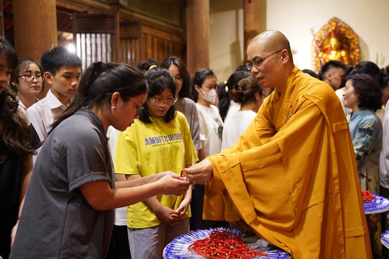 Ha Noi: Gan 1800 ban tre ve chua Quan Am cau nguyen truoc ky thi tot nghiep THPT-Hinh-51