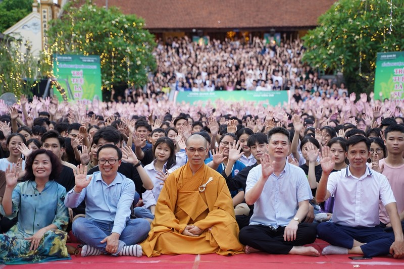 Ha Noi: Gan 1800 ban tre ve chua Quan Am cau nguyen truoc ky thi tot nghiep THPT-Hinh-66