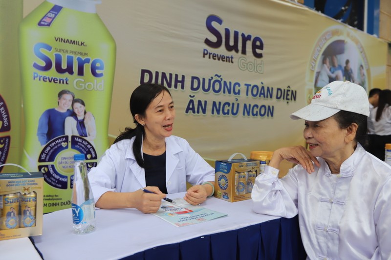 Man dong dien an truong cua hon 2.000 nguoi cao tuoi Ha Noi-Hinh-7