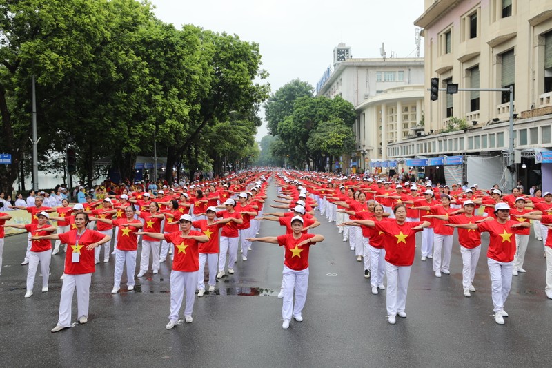 Man dong dien an truong cua hon 2.000 nguoi cao tuoi Ha Noi