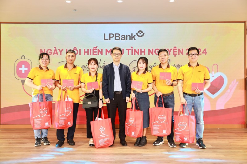 LPBank to chuc ngay hoi hien mau nhan dao “Trao giot hong - Gui yeu thuong”-Hinh-5