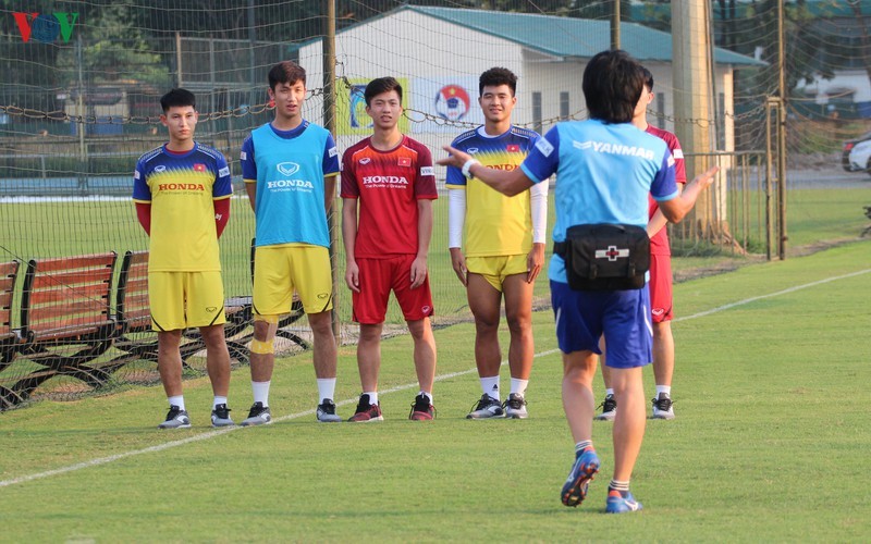 Nhung hinh anh vui ve treu dua cua cac cau thu Ha Duc Chinh, Phan Van Duc voi bac si Choi-Hinh-2