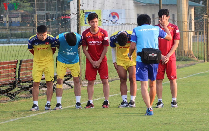 Nhung hinh anh vui ve treu dua cua cac cau thu Ha Duc Chinh, Phan Van Duc voi bac si Choi-Hinh-3