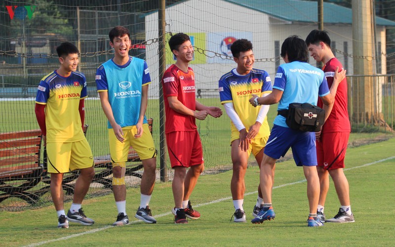 Nhung hinh anh vui ve treu dua cua cac cau thu Ha Duc Chinh, Phan Van Duc voi bac si Choi-Hinh-4