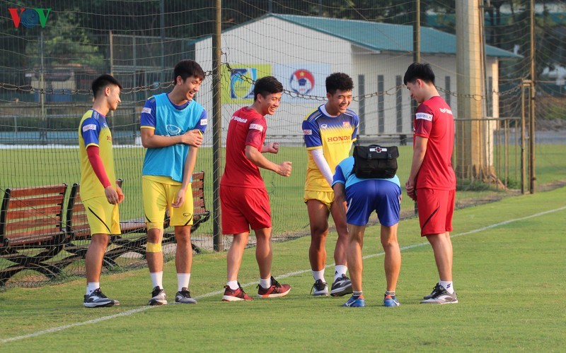 Nhung hinh anh vui ve treu dua cua cac cau thu Ha Duc Chinh, Phan Van Duc voi bac si Choi-Hinh-5