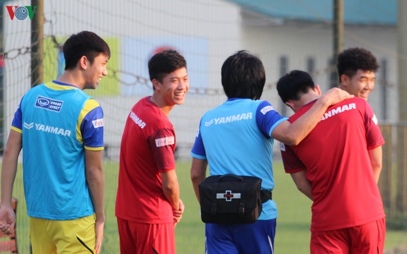 Nhung hinh anh vui ve treu dua cua cac cau thu Ha Duc Chinh, Phan Van Duc voi bac si Choi-Hinh-6