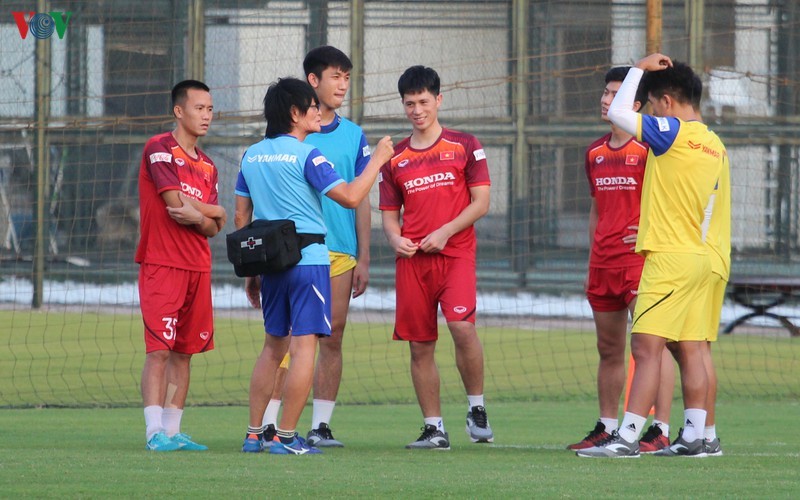 Nhung hinh anh vui ve treu dua cua cac cau thu Ha Duc Chinh, Phan Van Duc voi bac si Choi-Hinh-7