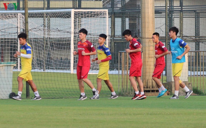 Nhung hinh anh vui ve treu dua cua cac cau thu Ha Duc Chinh, Phan Van Duc voi bac si Choi-Hinh-9