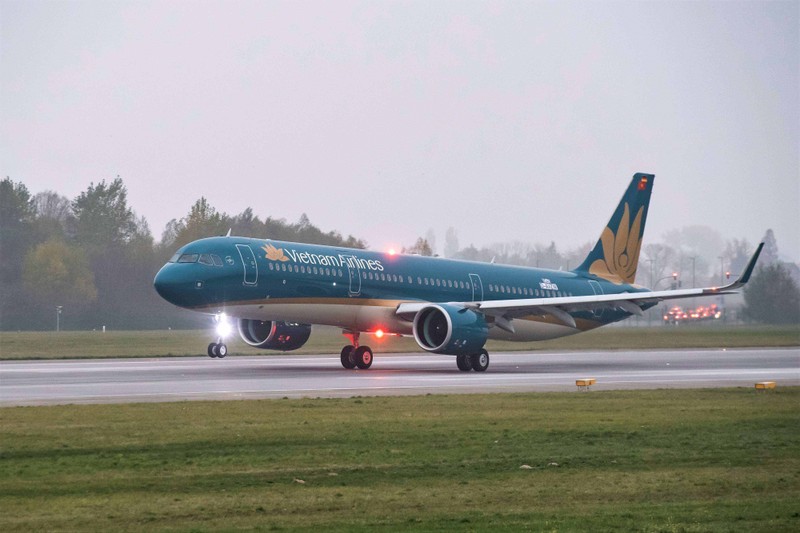 May bay Vietnam Airlines bi chay dau lenh lang tai san bay Tan Son Nhat