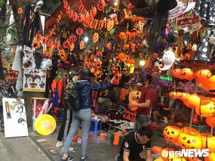 Nhon nhip do trang tri Halloween: Co gia toi hang trieu dong