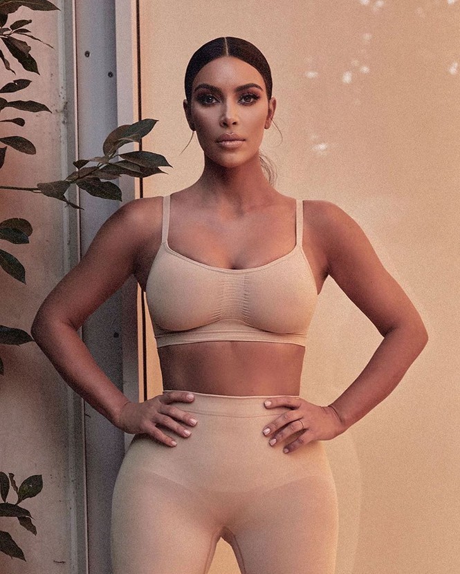 Kim Kardashian lai khoe vong 3 nay lua-Hinh-8