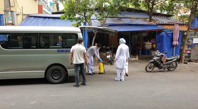 TP.HCM: Cach ly chung cu Hoa Binh voi 1.000 dan-Hinh-2