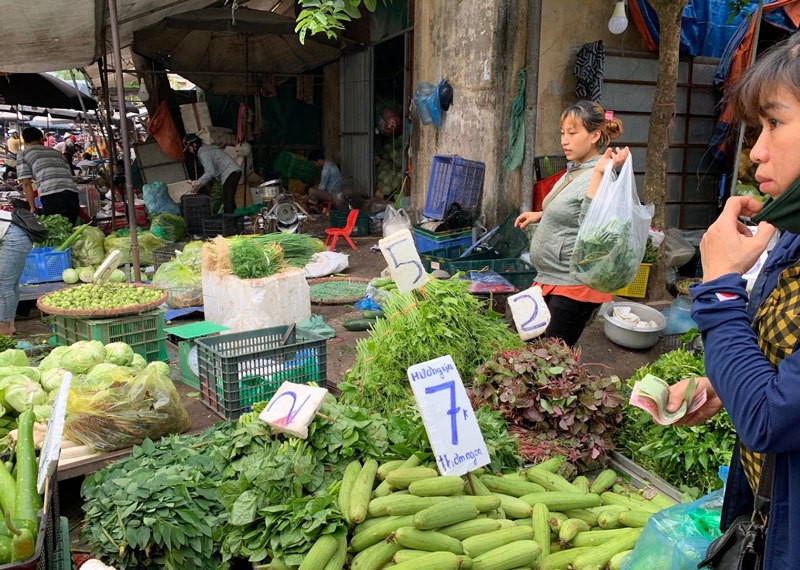 Di cho dau moi, cam 10.000 dong du rau xanh an ca ngay cho gia dinh