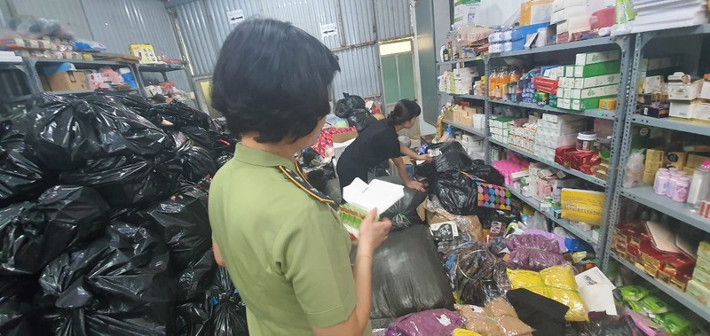 Thu giu gan 11.000 mau do gia hang hieu cua mot tong kho o Ha Noi