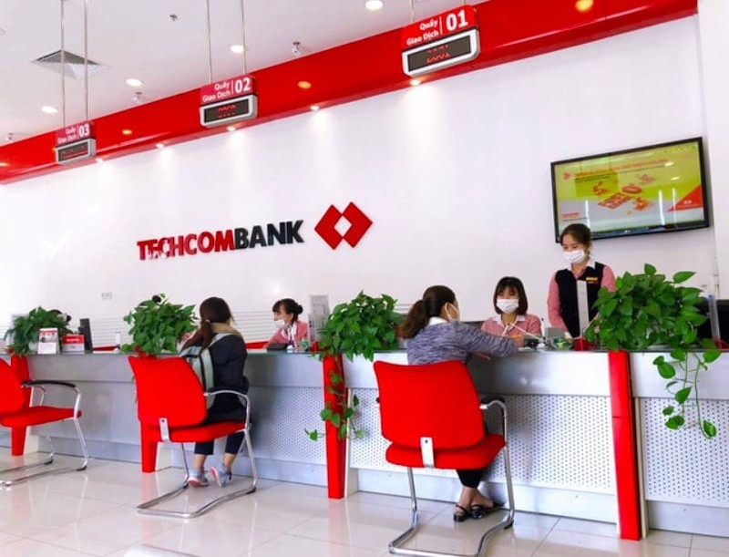 Co phieu ruc rich tang, chong cua nguoi cong bo thong tin Techcombank dang ky gom vao