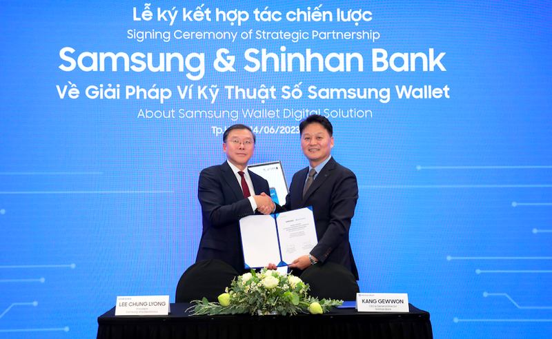 Samsung hop tac voi Shinhan ve vi ky thuat so Samsung Wallet