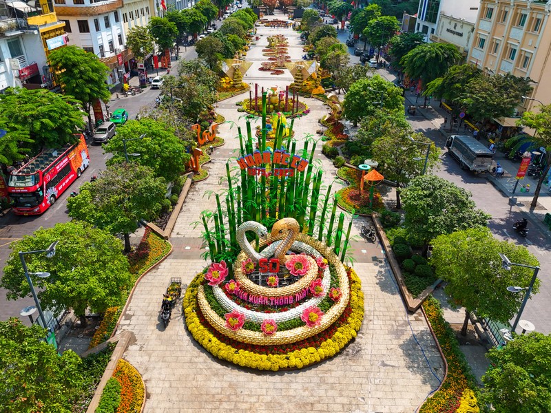 Can canh duong hoa Nguyen Hue chuan bi cho ngay khai mac