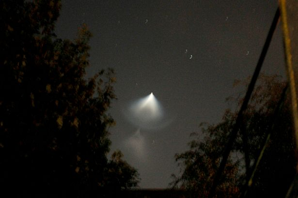 'Nga ngua' voi viec UFO phat sang khien hang tram nguoi hoang so-Hinh-3