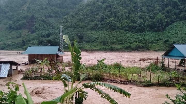 Canh lu quet kinh hoang o Lai Chau, 3 nguoi mat tich, doan duong bien mat trong nhay mat