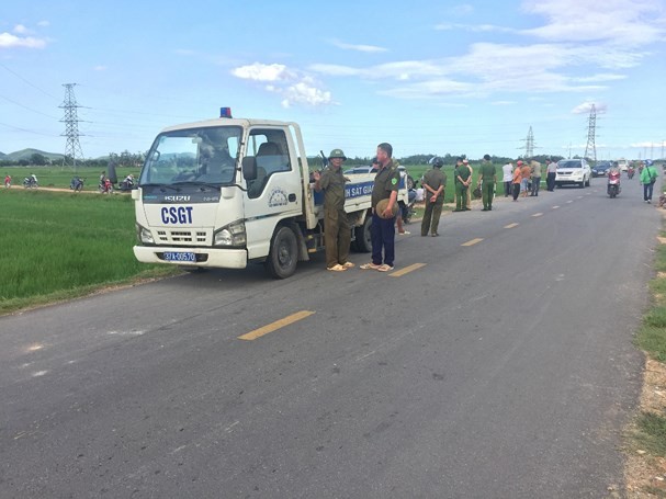 Nguoi phu nu mang thai tu vong thuong tam khi va cham voi o to