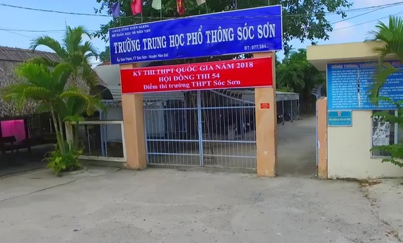 Soc truoc loat anh 'nong' cua thay giao 55 tuoi voi nu sinh lop 10-Hinh-7