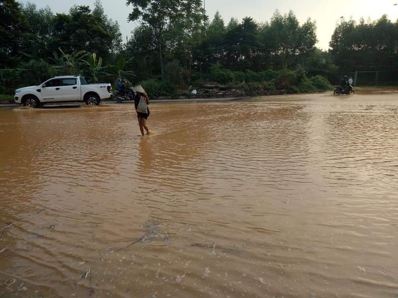 Viwaco lai gap su co vo duong ong nuoc song Da, Ha Noi bi cat nuoc-Hinh-2